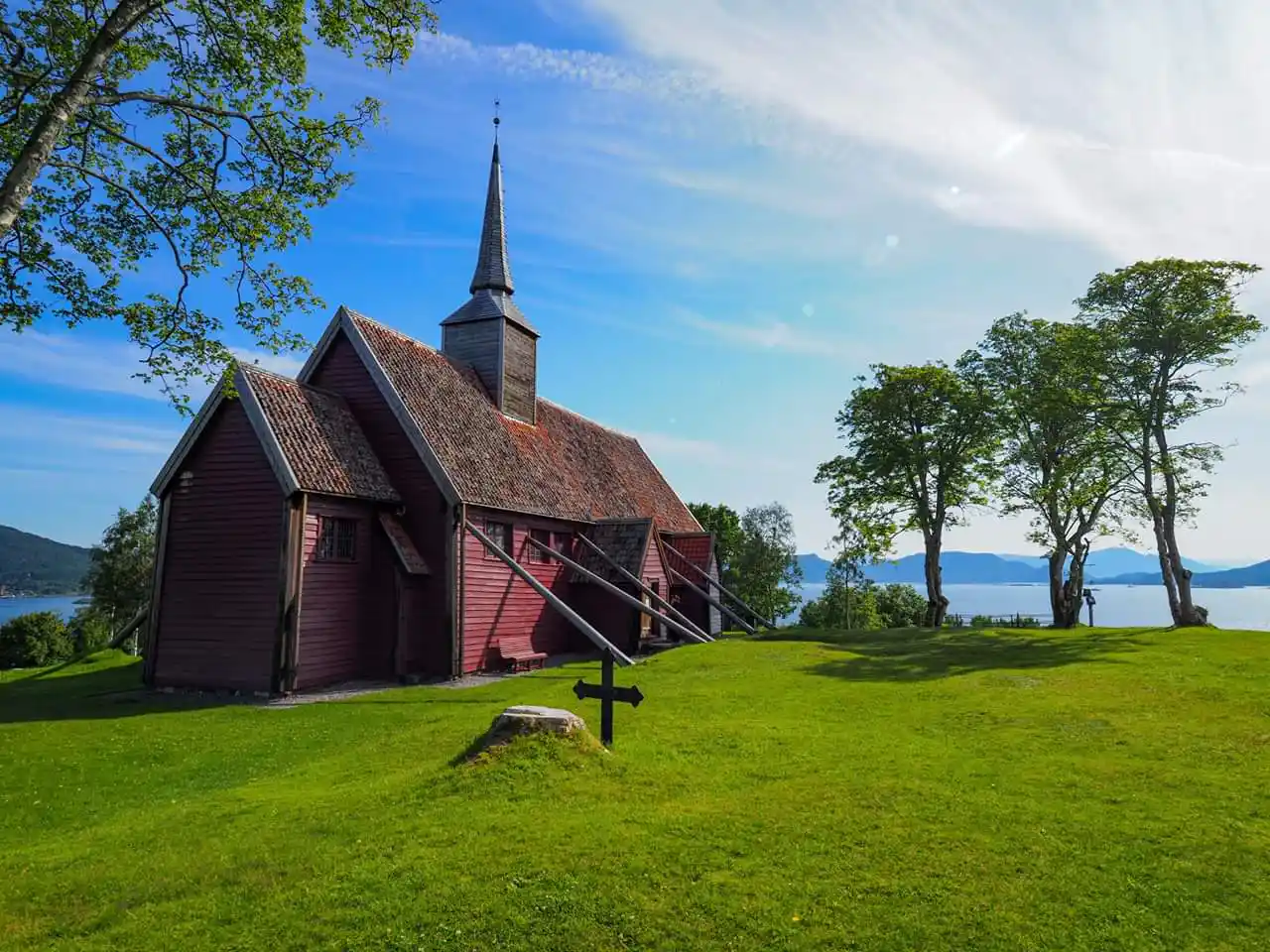 Kvernes stavkirke